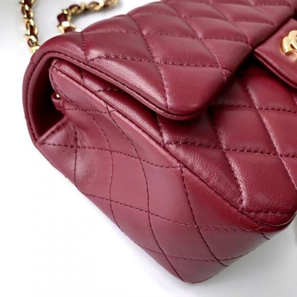 Classic CHANEL Bag: A Stylish and Versatile Choice for Elegance - Picture 5 of 6